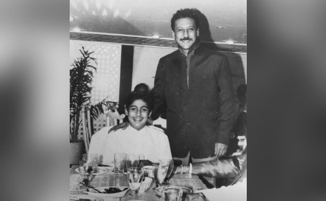 जैकी श्रॉफ के साथ दिख रहा यह लड़का आज है बॉलीवुड का टॉप स्टार, पहचानने में बड़े-बड़े दिग्गजों ने जोड़ लिए हाथ