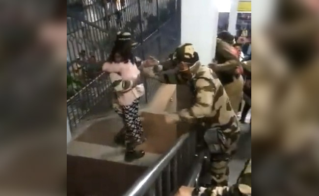 खेलते-खेलते मेट्रो स्टेशन की ग्रिल में फंस गई थी बच्ची, CISF जवान ने इस तरह बचाई जान...देखें Video