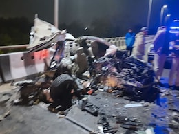 Mercedes Rams Truck On Delhi Flyover, 2 Dead, 3 In ICU Mercedes Rams Truck On Delhi Flyover, 2 Dead, 3 In ICU
