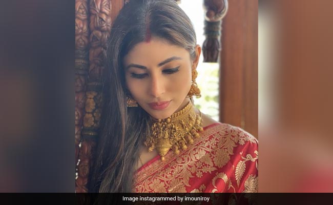 मांग में सिंदूर, गले में नौलखा हार और लाल साड़ी में यूं नजरें झुकाए नजर आईं मौनी रॉय, कमेंट आया- सुंदरी
