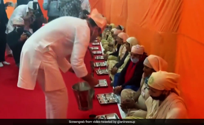 Watch: Rahul Gandhi, Priyanka Gandhi Serve <i>Langar</i> On Dalit Icon Ravidas' Birth Anniversary