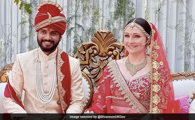 Viral Photo : क्यों वायरल हो रही दुल्हन बनी इस विदेशी महिला की तस्वीर ? हर कोई कर रहा तारीफ