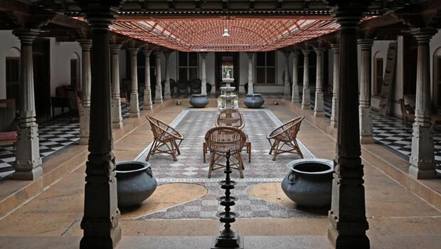 Chettinads residents belonged to a caste of Tamil merchants, and the location was an ideal staging post for a maritime merchant empire. Chettinads residents belonged to a caste of Tamil merchants, and the location was an ideal staging post for a maritime merchant empire.