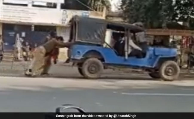 पुलिसवाले जीप को लगा रहे थे धक्का, पुलिस की गाड़ी को लेकर शख्स ने कर दी गजब कमेंट्री, हो गई वायरल