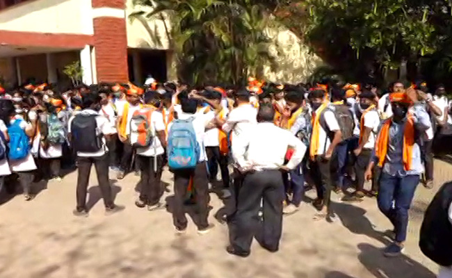 कर्नाटक में हिजाब विवाद : सभी स्कूल-कॉलेज तीन दिन बंद रहेंगे, सीएम बसवराज बोम्मई का आदेश