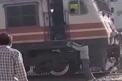 Viral: Driver Stops Train To Pick Up Alwar's Famous <i>Kachoris</i> Viral: Driver Stops Train To Pick Up Alwar's Famous <i>Kachoris</i>