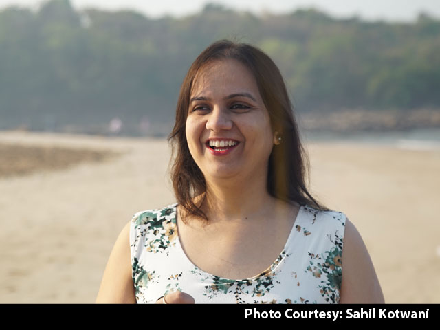 मिलिए भारत की पहली दिव्‍यांग स्‍टैंड-अप कॉमेडियन से, जो हास्य के माध्यम से बाधाओं को तोड़ रही हैं