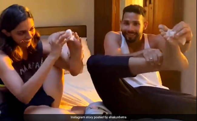 Candid Pics Of Deepika Padukone, Siddhant Chaturvedi And Other <i>Gehraiyaan</i> Stars From The Film's Set