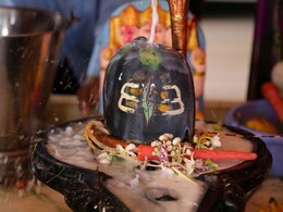 शिवरात्रि पर महादेव को कैसे चढ़ाएं जल, यहां जानिए सही नियम शिवरात्रि पर महादेव को कैसे चढ़ाएं जल, यहां जानिए सही नियम