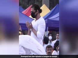 शाहरुख खान ने लता मंगेशकर के पार्थिव शरीर पर दुआ मांगकर मारी फूंक, फैन्स बोले- ये बस किंग कर सकता है...VIDEO शाहरुख खान ने लता मंगेशकर के पार्थिव शरीर पर दुआ मांगकर मारी फूंक, फैन्स बोले- ये बस किंग कर सकता है...VIDEO