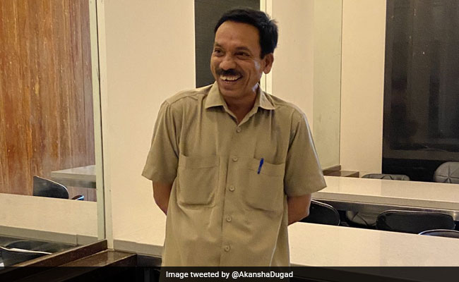 ऑफिस स्टाफ ने मनाया सिक्योरिटी गार्ड का जन्मदिन, प्यारी सी स्माइल ने जीता लोगों का दिल