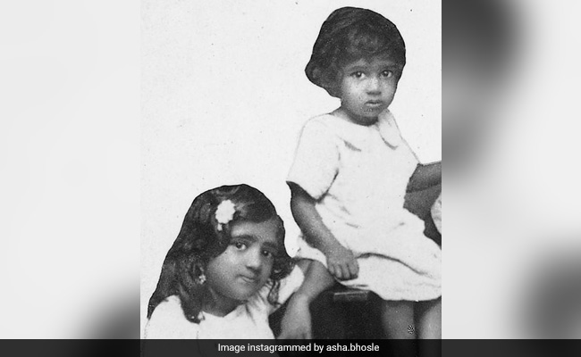 "Didi And I": Lata Mangeshkar And Asha Bhosle In Childhood Pic