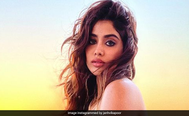 खूबसूरत सनसेट का मजा लेते नजर आईं Janhvi Kapoor, हर तस्वीर को देख आप भी बोलेंगे- वाह