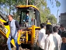 मध्यप्रदेश : बीजेपी नेता ने अतिक्रमण हटाने गई नगर पालिका की टीम और तहसीलदार पर फेंका पेट्रोल मध्यप्रदेश : बीजेपी नेता ने अतिक्रमण हटाने गई नगर पालिका की टीम और तहसीलदार पर फेंका पेट्रोल