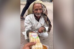 85 साल के चिक्की विक्रेता ने इंटरनेट पर सबका दिल जीता, परिणीति का ध्यान भी खींचा 85 साल के चिक्की विक्रेता ने इंटरनेट पर सबका दिल जीता, परिणीति का ध्यान भी खींचा