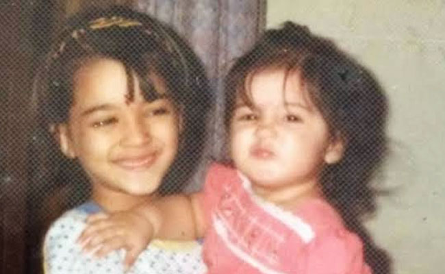 बहन को गोद में उठाने वाली यह बच्ची आज है बॉलीवुड की सबसे बबली गर्ल, दिमाग वाले ही नाम बता पाएंगे