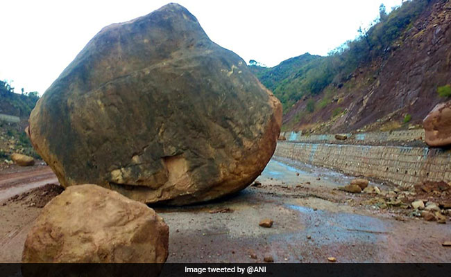 हिमपात और भूस्खलन से जम्मू-श्रीनगर राष्ट्रीय राजमार्ग बंद, दर्जनों वाहन अलग-अलग जगहों पर फंसे