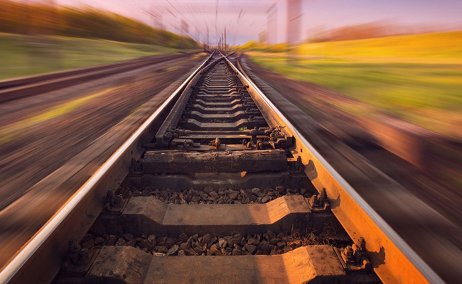 रेलवे क्रॉसिंग पर बाइक के उड़े परखच्चे, वीडियो में देखें कैसे बचा बाइक सवार शख्स