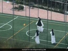 मैदान पर गजब ढंग से फुटबॉल खेलती दिखी Nuns, लोगों को खूब पसंद आया ये वायरल वीडियो मैदान पर गजब ढंग से फुटबॉल खेलती दिखी Nuns, लोगों को खूब पसंद आया ये वायरल वीडियो