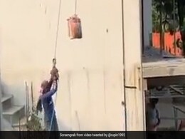 मजदूरों ने काम को मज़ेदार बनाने के लिए किया जुगाड़, सीमेंट से भरी बोरी का बनाया झूला और फिर किया कुछ ऐसा मजदूरों ने काम को मज़ेदार बनाने के लिए किया जुगाड़, सीमेंट से भरी बोरी का बनाया झूला और फिर किया कुछ ऐसा