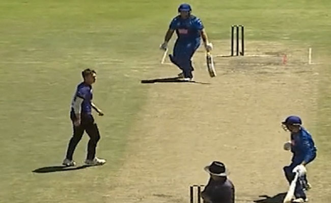 गेंदबाज ने लपका 'रॉकेट कैच', देखकर बल्लेबाज-अंपायर का भी माथा ठनक गया- Video