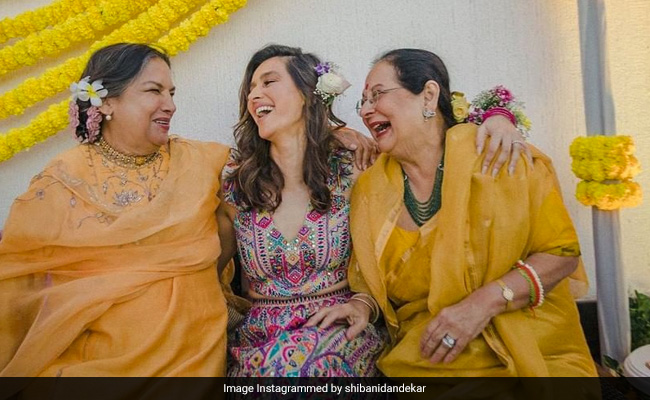 Shibani Dandekar With Mothers-In-Law Shabana Azmi And Honey Irani Is Our Favourite <i>Mehendi</i> Pic