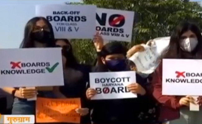 हरियाणा सरकार के 5वीं और 8वीं कक्षा की बोर्ड परीक्षा के प्रस्‍ताव को लेकर अभिभावकों ने किया विरोध प्रदर्शन