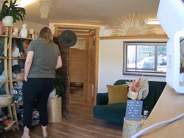 कैमरे में कैद : डिलिवरी ड्राइवर ने शॉप से चुराई ज्वेलरी