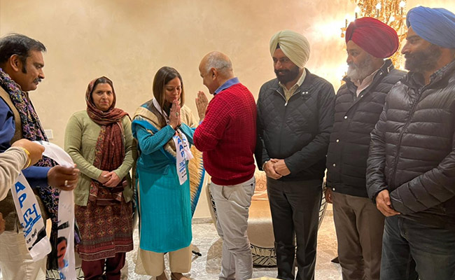 Punjab Elections 2022: पंजाब में चुनाव से पहले कांग्रेस को झटका, 3 और पार्षद AAP में शामिल