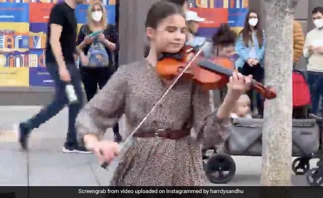 हार्डी संधु और पलक तिवारी के बिजली- बिजली पर सुंदर सी लड़की ने बजाया वायलिन तो रोड पर यूं लग गई भीड़  