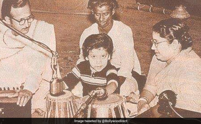 देखिए बप्पी लहरी की बचपन की तस्वीर, मम्मी-पापा के साथ तबला बजाने से शुरू हुआ था म्यूजिक का सफर