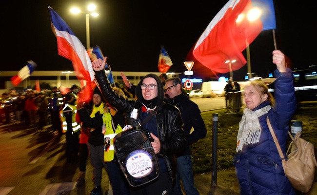 France's "Canada-Like" Anti-Covid Curbs' Protesters Move Towards Paris