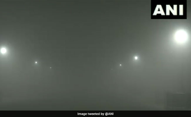 Delhi Witnesses Foggy Morning, AQI Improves To 'Moderate' Category