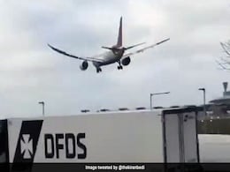 खतरनाक तूफान में भी एयर इंडिया के विमान ने की सेफ लैंडिंग, वीडियो देख हर कोई हो गया पायलट का मुरीद खतरनाक तूफान में भी एयर इंडिया के विमान ने की सेफ लैंडिंग, वीडियो देख हर कोई हो गया पायलट का मुरीद