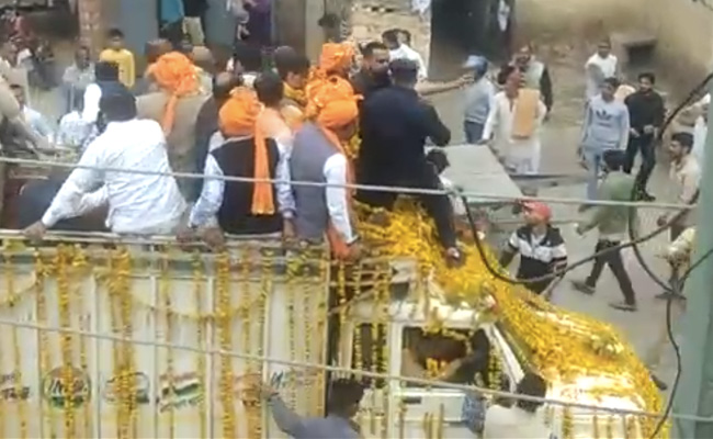 UP Polls: छपरौली सीट से BJP प्रत्याशी सहेंद्र रमाला के रोड शो पर गुंडों ने किया हमला, मारपीट का VIDEO वायरल UP Polls: छपरौली सीट से BJP प्रत्याशी सहेंद्र रमाला के रोड शो पर गुंडों ने किया हमला, मारपीट का VIDEO वायरल