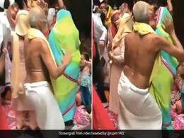 ताऊ ने महिलाओं के साथ किया धांसू डांस, लगाए जबरदस्त ठुमके, IPS ने तारीफ में कही ये बात - देखें Video ताऊ ने महिलाओं के साथ किया धांसू डांस, लगाए जबरदस्त ठुमके, IPS ने तारीफ में कही ये बात - देखें Video