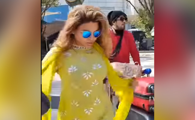 पीले सूट में रोड पर इठलाती हुई चली राखी सावंत, कहा - मेरा सूट मनीष मल्होत्रा और करण जौहर ने डिजाइन किया है 