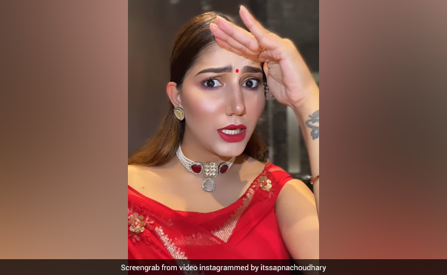 Sapna Choudhary ने लाल साड़ी पहन 'मन्ने आवे हिचकी' पर दिए शानदार एक्सप्रेशन, फैन्स बोले- तुस्सी छा गए...Video 