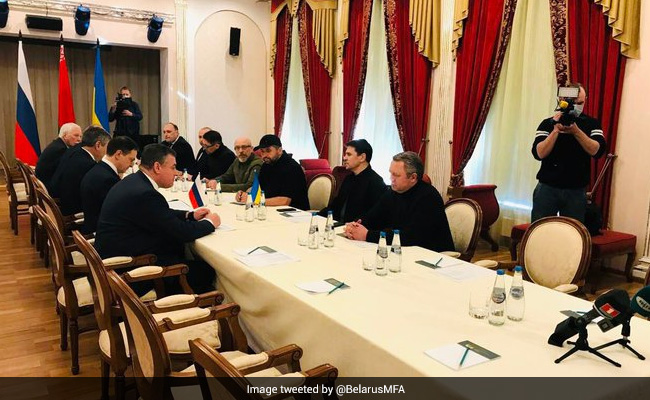 यूक्रेन सुरक्षा गारंटी के बदले तटस्थ स्थिति अपनाने को तैयार, रूस के साथ बातचीत में रखा प्रस्ताव