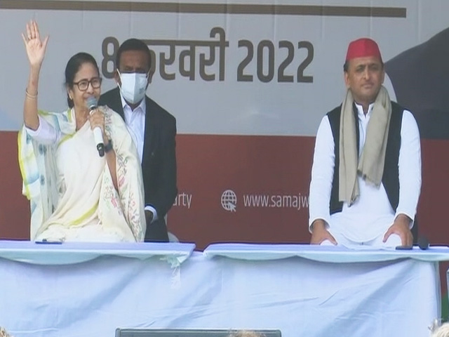 Mamata Banerjee Says "Iss Baar, Akhilesh Sarkar... 300 Paar"