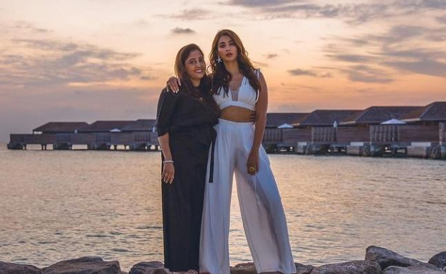 पूजा हेगड़े ने मालदीव में मनाया अपनी मॉम का बर्थडे, खुले आसमान के नीचे कैंडल लाइट डिनर करते देख आप भी कहेंगे वाह