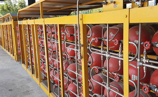 CNG की बढ़ती कीमतों को लेकर चल रही ऑटो-टैक्सी की हड़ताल से नोएडा में लोग परेशान