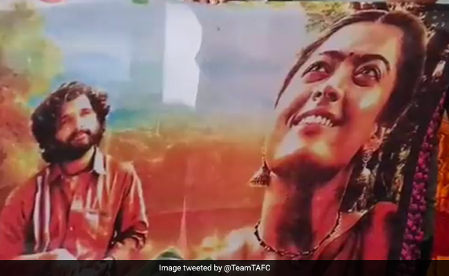 कपड़ों पर भी चढ़ने लगा अल्लू की फिल्म का रंग, बाजार में बिकने लगी पुष्पा प्रिंट वाली साड़ियां