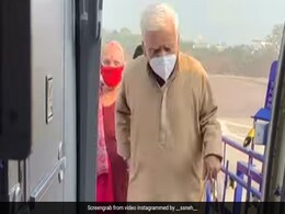 बुजुर्ग पति-पत्नी के Video ने जीता लोगों का दिल, फ्लाइट पर चढ़ते वक्त एक-दूसरे का हाथ थामे आए नज़र बुजुर्ग पति-पत्नी के Video ने जीता लोगों का दिल, फ्लाइट पर चढ़ते वक्त एक-दूसरे का हाथ थामे आए नज़र