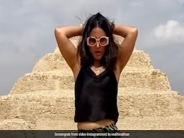 हिना खान ने पिरामिड के आगे दी सिजलिंग परफॉरमेंस, फैन्स ने पूछा- ये डांस था? देखें Video  हिना खान ने पिरामिड के आगे दी सिजलिंग परफॉरमेंस, फैन्स ने पूछा- ये डांस था? देखें Video