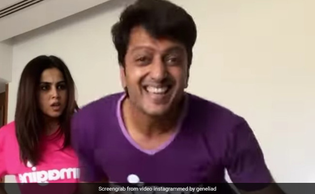 जेनेलिया डिसूजा ने रितेश देशमुख के साथ किया नोरा के गाने पर डांस, फिर अचानक से हुआ कुछ ऐसा कि पत्नी ने कर दी पिटाई 