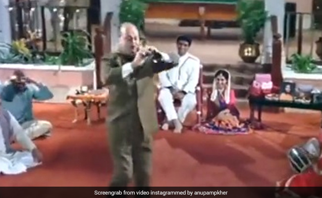 अनुपम खेर पर चढ़ा पुष्पा के 'ऊ अंटावा' का खुमार, ट्विस्ट के साथ शेयर किया 'हम आपके हैं कौन' के गाने का वीडियो