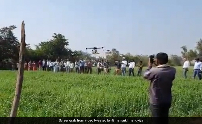 ड्रोन से की जा रही है गांव में खेती, सोशल मीडिया पर वायरल हुआ Video