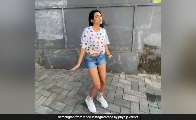 Priya Prakash Varrier के इस जबरदस्त वीडियो को देखकर बन जाएगा आपका दिन, 'कच्चा बादाम' पर जमकर थिरकीं एक्ट्रेस