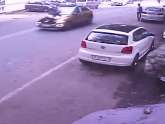 कैमरे में कैद : साउथ दिल्ली में SUV ने शख्स को मारी टक्कर, बोनट पर घसीटा